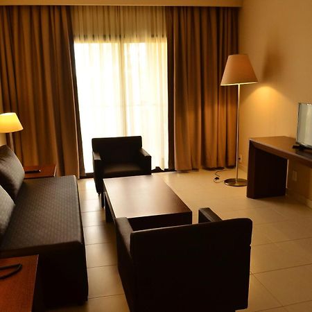 Vila Gale Resort Mares Guarajuba Luaran gambar A living room in a hotel suite